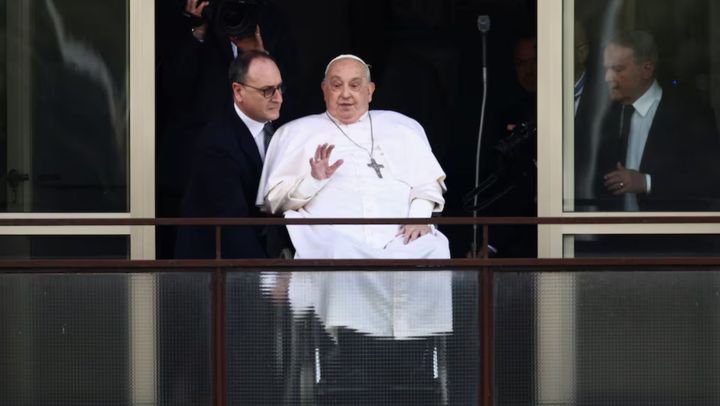 Papa Francisc a apărut pentru prima dată în public, după cinci săptămâni petrecute în spital