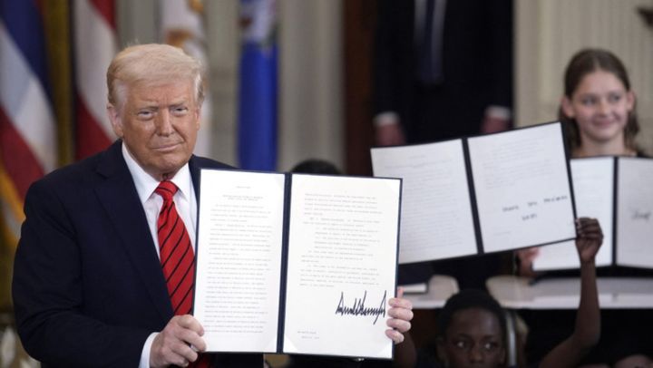 Donald Trump a semnat un decret prezidențial pentru desființarea Departamentului Educației