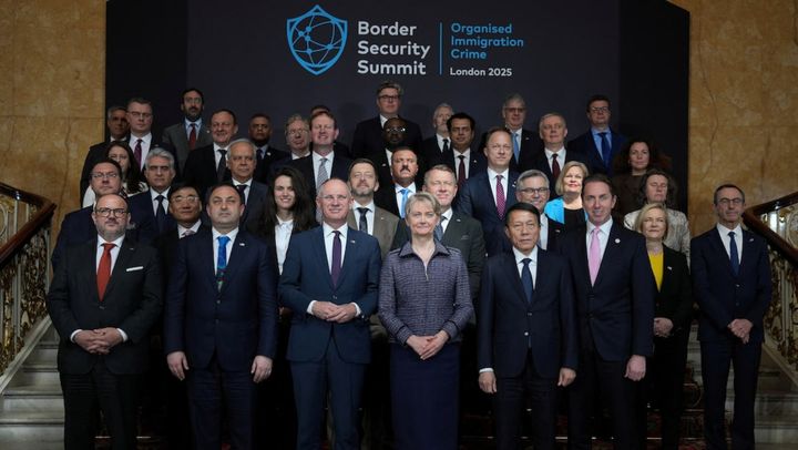 Premierul Marii Britanii se întâlnește cu oficiali europeni pentru a discuta despre migrația ilegală