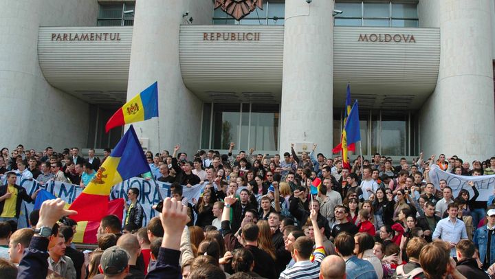 FOTO/ Parlamentul găzduiește o expoziție de fotografii care reflectă evenimentele din 7 aprilie 2009