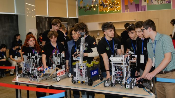 Tinerii inovatori din toată țara au participat la prima ediție a campionatului FIRST Tech Challenge Moldova