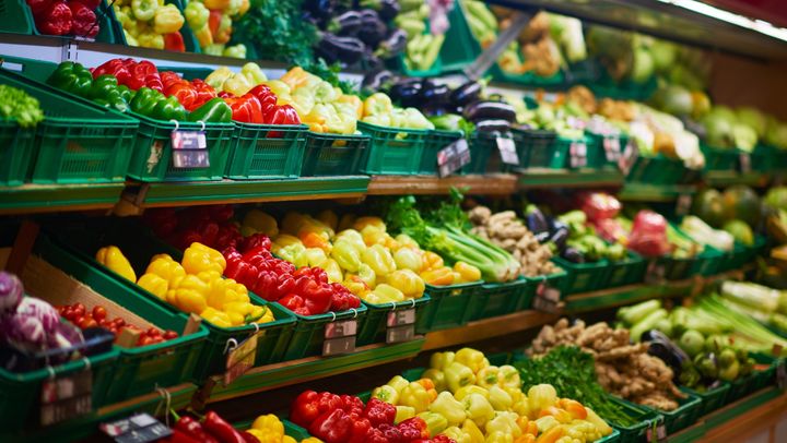 Legumele, fructele și serviciile de alimentare cu apă și de canalizare, în topul scumpirilor din martie 2025