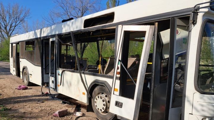 Un autobuz plin cu oameni, lovit de o dronă kamikaze. Cel puțin nouă oameni au murit, iar alți 30 sunt răniți