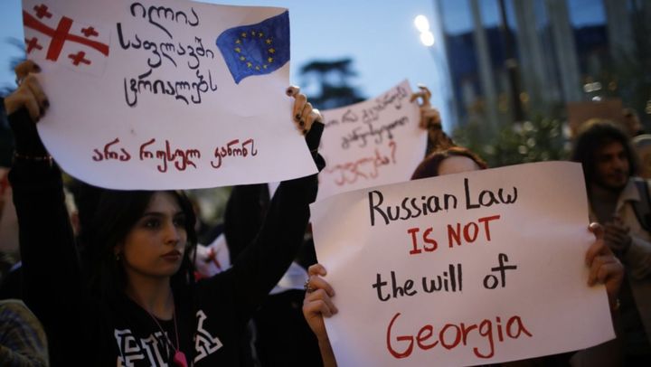 Parlamentul Georgiei a adoptat  legea „agenților străini”. Documentul urmează să ajungă pe masa lui Kavelașvili