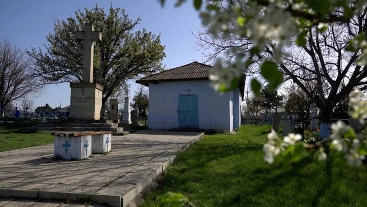 „Doar înmormântăm aici”. Una dintre cele mai vechi biserici din R. Moldova riscă să se prăbușească