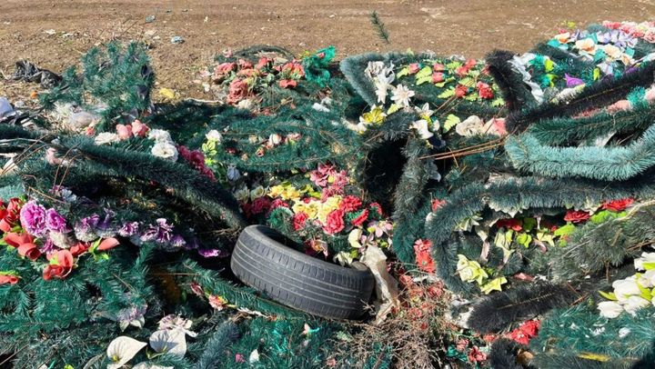Zeci de reprezentanți ai comunității de mediu solicită interzicerea coroanelor funerare nereciclabile