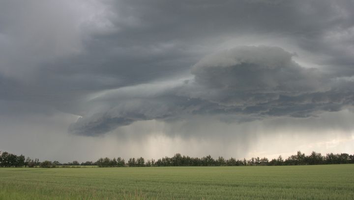 Cod galben de vreme instabilă în toată țara. Meteorologii anunță ploi cu descărcări electrice