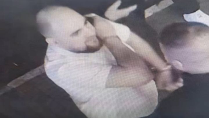 Bărbatul din imagini, căutat de Poliție. Este bănuit de comiterea unui furt într-un local din capitală - VIDEO
