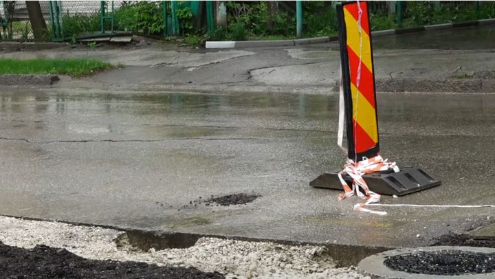 Pericol pe o stradă din municipiul Bălți. Sub stratul de asfalt s-au format mai multe goluri