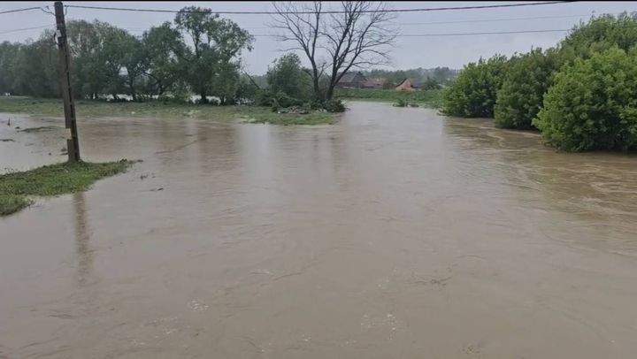 11 județe ale României, sub cod roșu de inundații. Zeci de persoane sunt evacuate