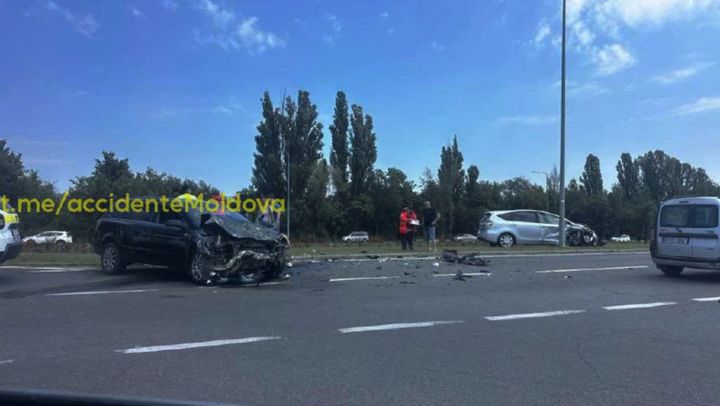 Doi copii și un adult, transportați la spital după un accident produs pe bulevardul Dacia din Chișinău