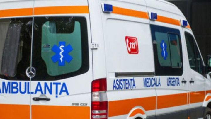 O femeie din Chișinău a fost lovită de o mașină în timp ce traversa strada neregulamentar. A ajuns la spital