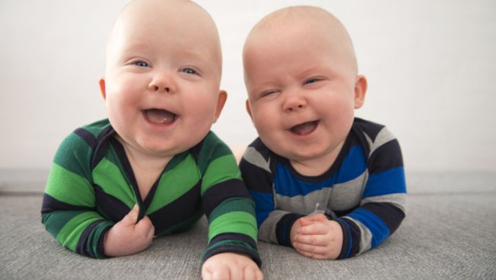 Tații de gemeni sau tripleți urmează să beneficieze de concediu paternal și indemnizații