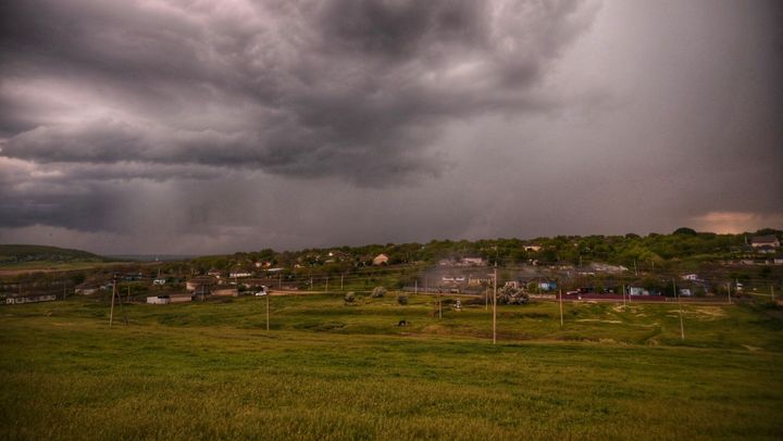 Cod galben de instabilitate atmosferică în aproape toată țara. Se așteaptă ploi cu descărcări electrice